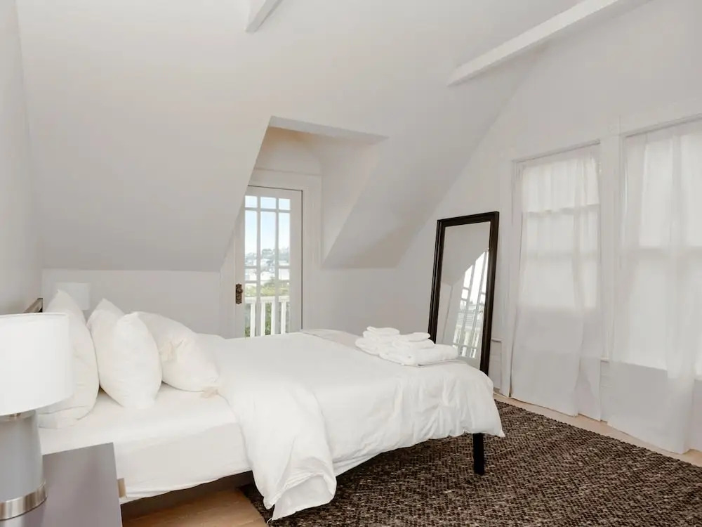 New Listing! Updated Victorian W/ Lake Union Views 3 Bedroom Home
