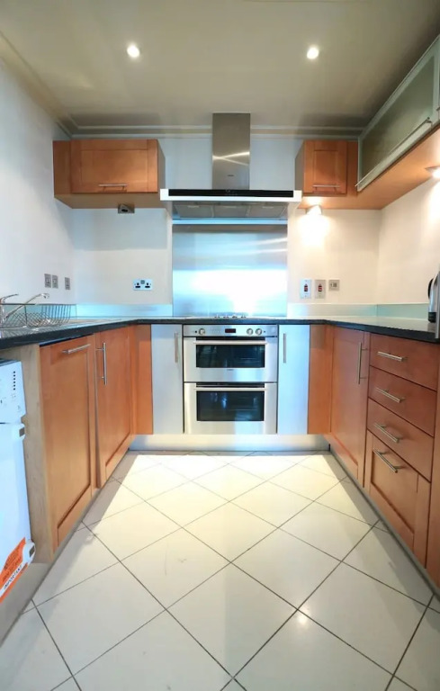 Breathtaking Modern Flat on the Dockside, Sleeps 6