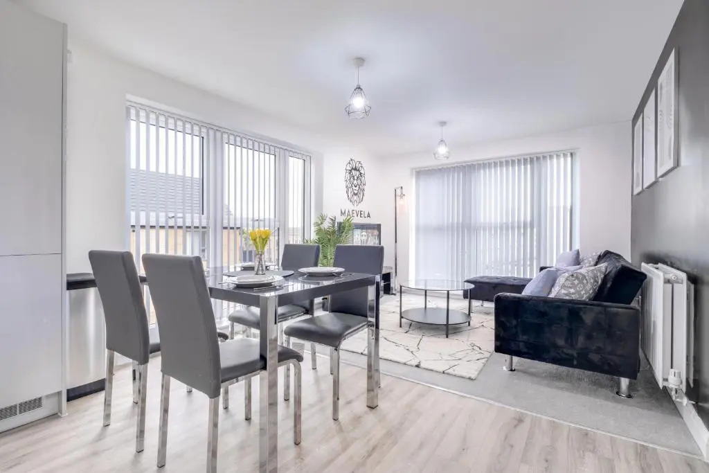 MAEVELA Apartments - Luxurious 2 Bedroom Apartment - Close to 02 Academy Birmingham - L Shape Sofa - FREE PARKING & NETFLIX - City Centre