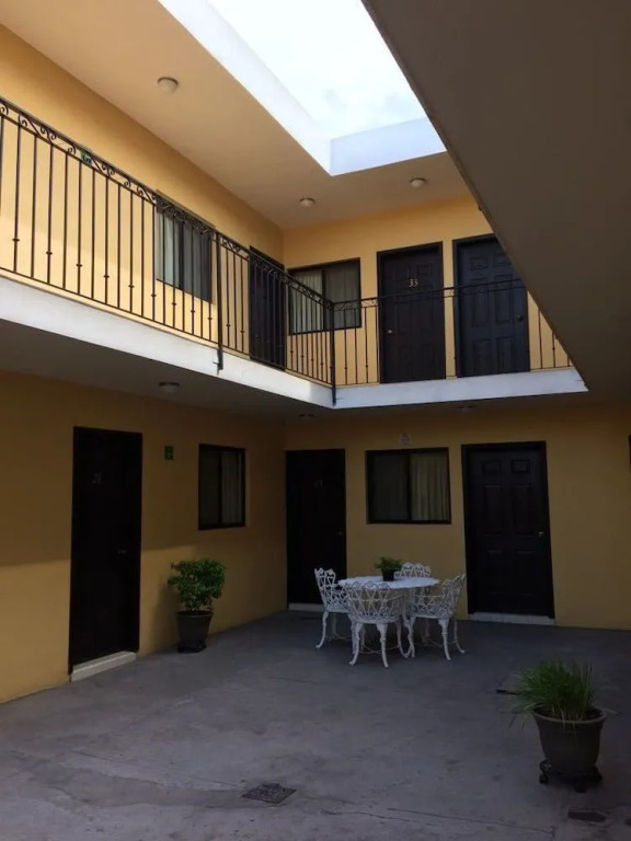 Hotel Flores Hills