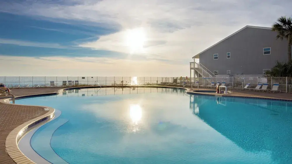 Tidewater Escape: 1br/2ba Beachfront Condo, Sleeps 6, Gulf Views & Comfort!