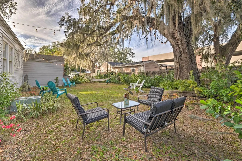 ~ 12 Mi to Disney: Downtown Winter Garden Cottage!