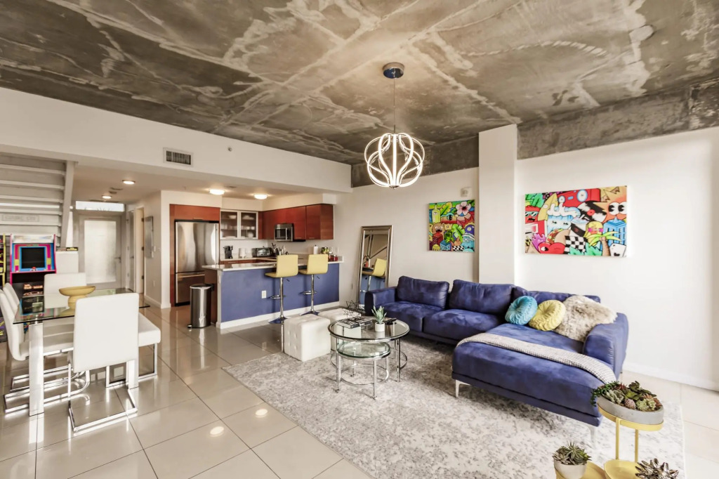 Hang Ten- Large Townhome, lux amenities, parking