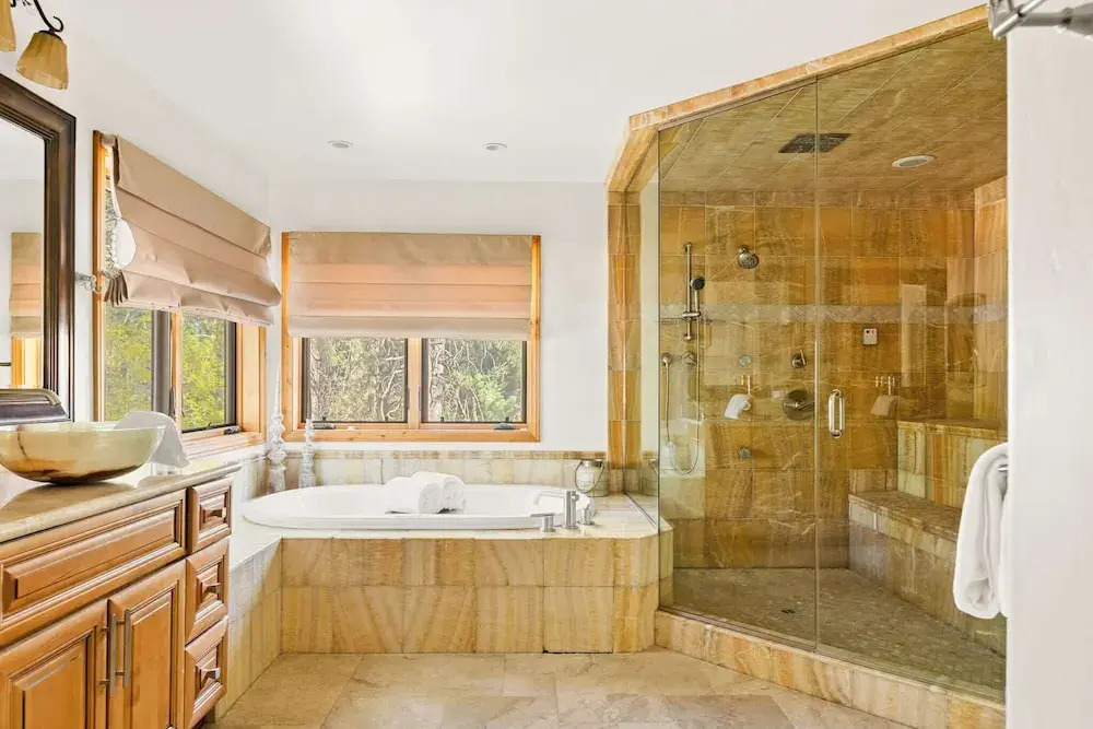 Summit Pine Lodge 4 BDR Minutes From Bear Lake!