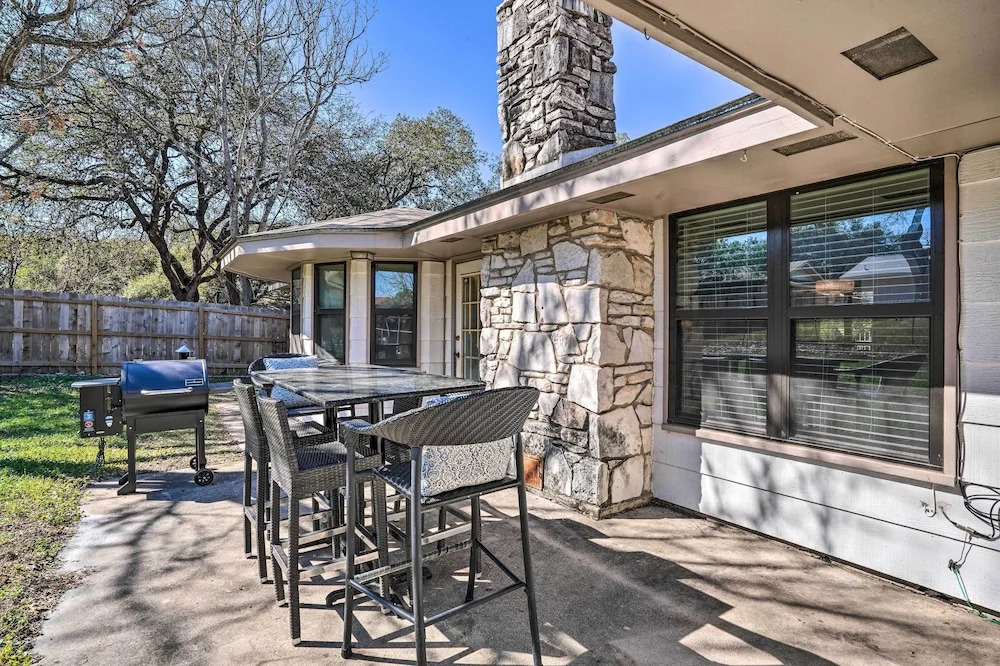 Lovely San Antonio Home ~ 13 Mi to Downtown