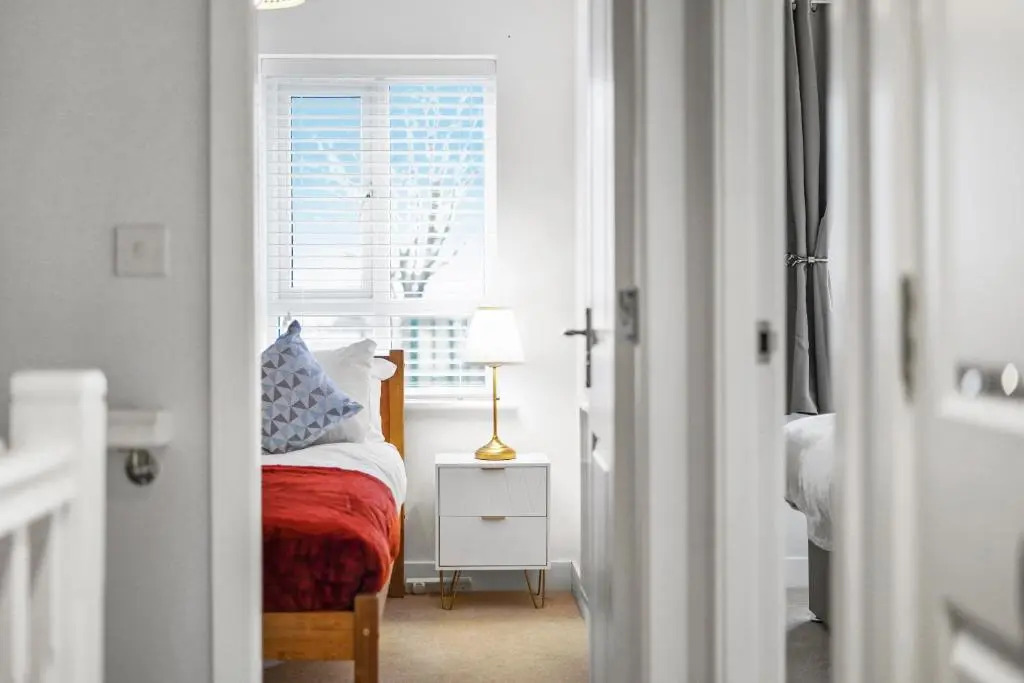 Stylish House with Pool Table, Fast Wifi, Smart TVs with Netflix, Free Parking and Garden by Yoko Property