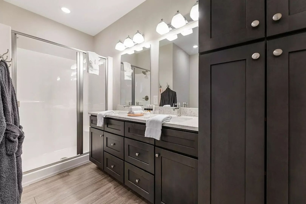 539 Bay St. Lake View Condo Unit 404E