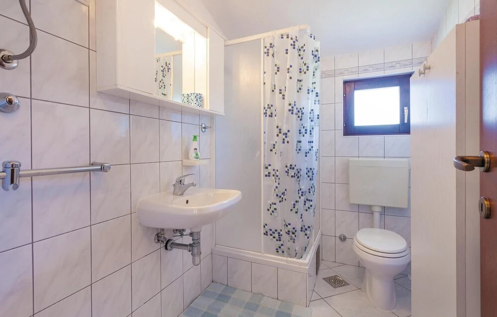 Beautiful Home in Okrug Donji With Wifi and 7 Bedrooms