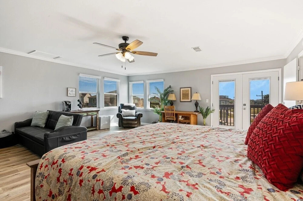 1 Hibiscus Haus 3 Bedroom Home by RedAwning
