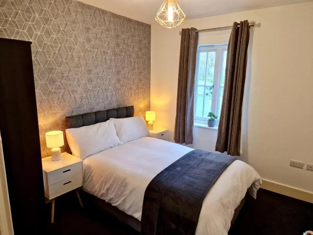 Entire Central 2 Bedroom Apartment (With Parking)