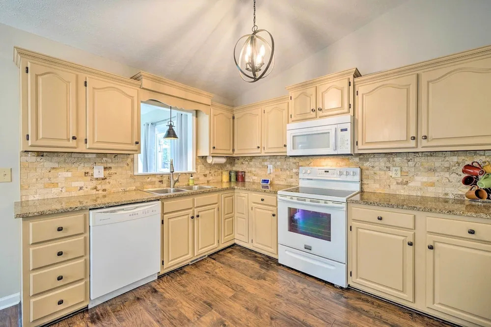 Oak Island Getaway w/ Yard - Walk to Beach!