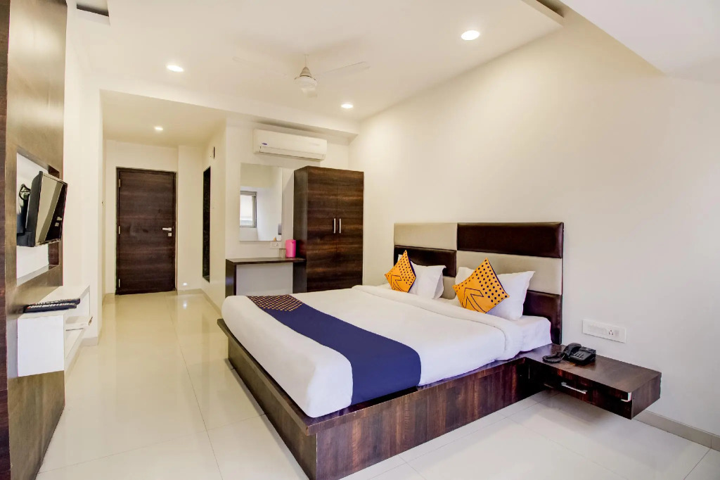 SPOT ON 63194 Hotel Raj Tourist