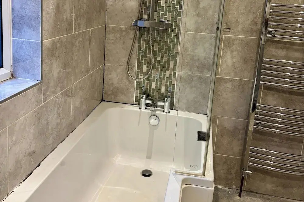 4 Bed House-sleeps 7-free Parking