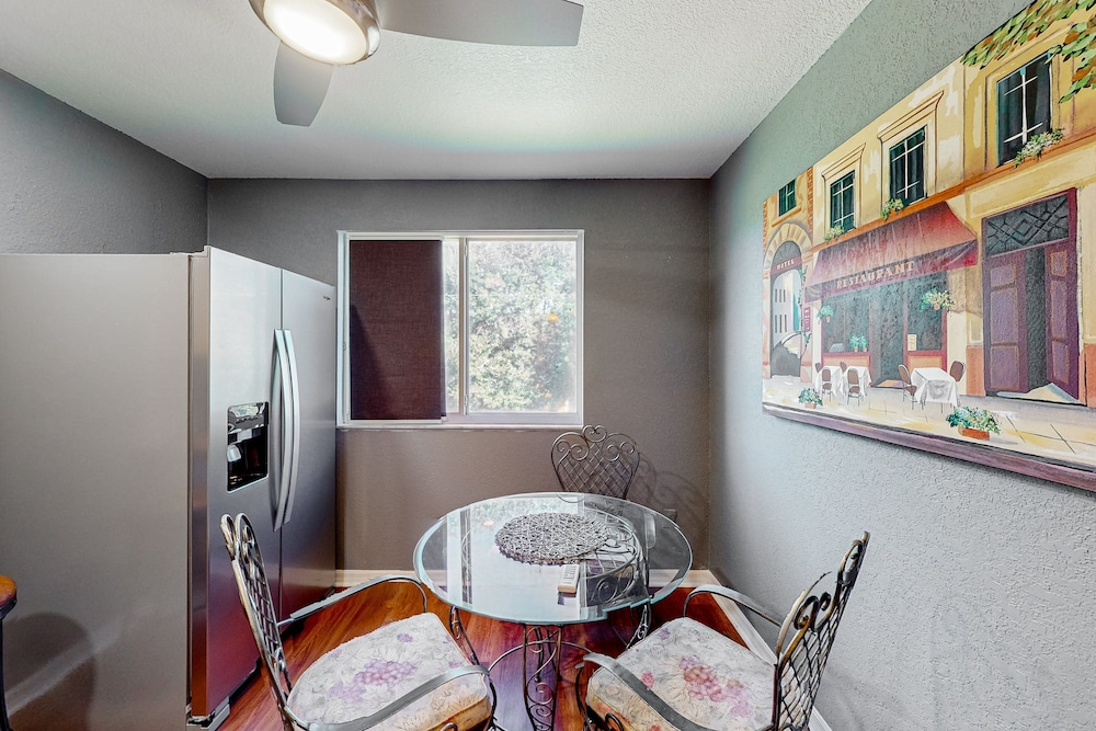 Comfortable Townhome Near Disney With Athletic Courts & Pool Access, Patio, & AC