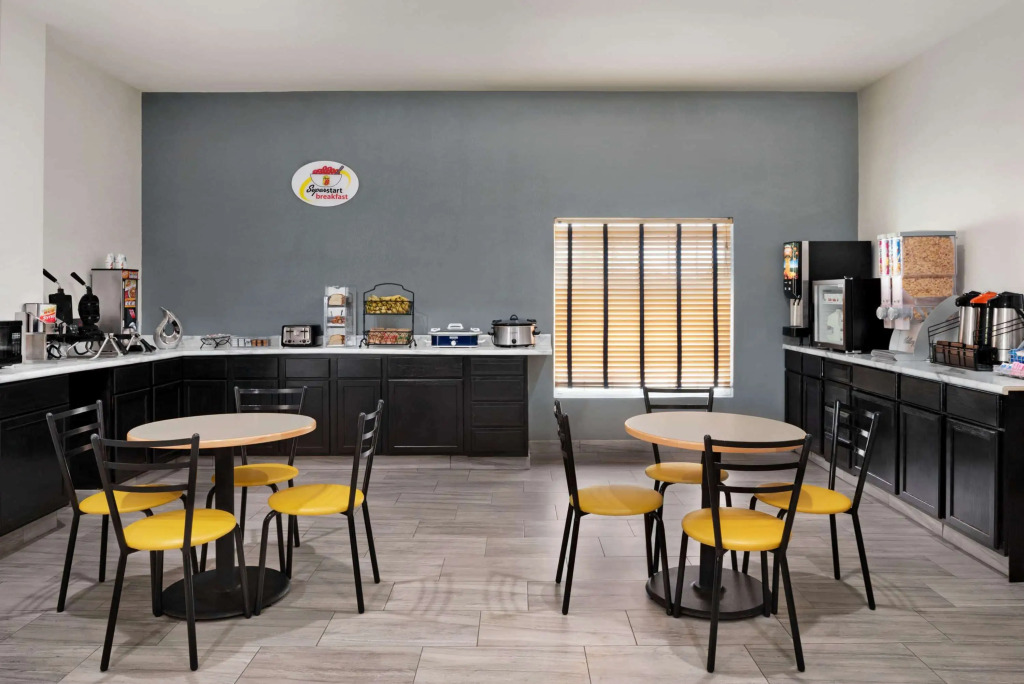 Super 8 by Wyndham Des Moines