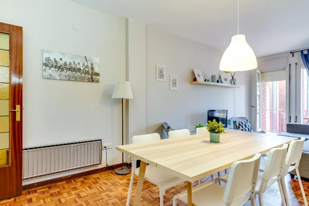 Spacious 4 Bedroom Apartment Fira BCN & Camp Nou