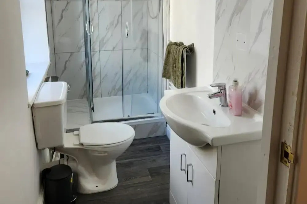 Stylish 1 Bedroom Flat Near Bridgend Town Centre
