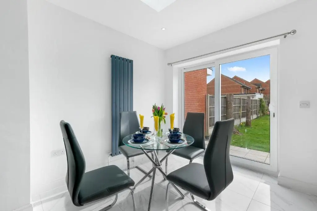 Harrow Hse 3 Bedrooms 2 Bathrooms Off Road Parking