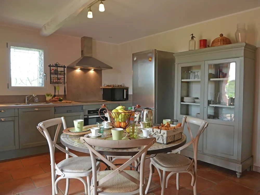 Spectacular Villa in Viols-en-laval With Swimming Pool