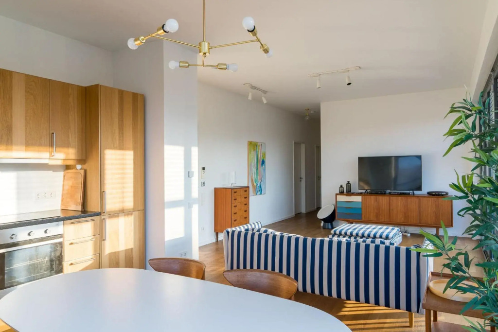 2 Bedroom Mauerpark-Apartment, Berlin Mitte View calendar