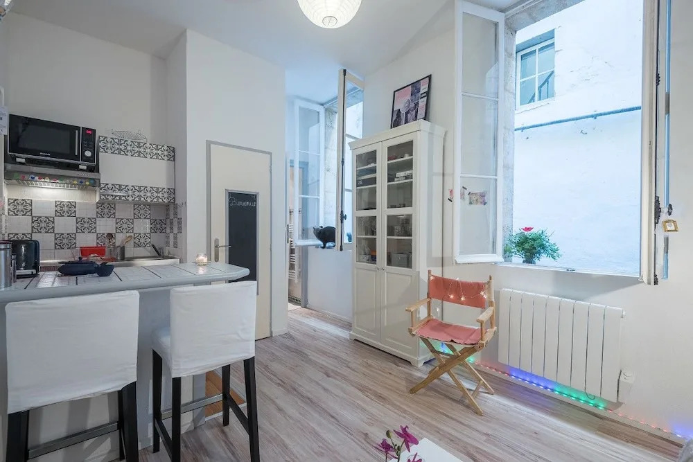 Charming Apartment On The Pedestrian Street Of The