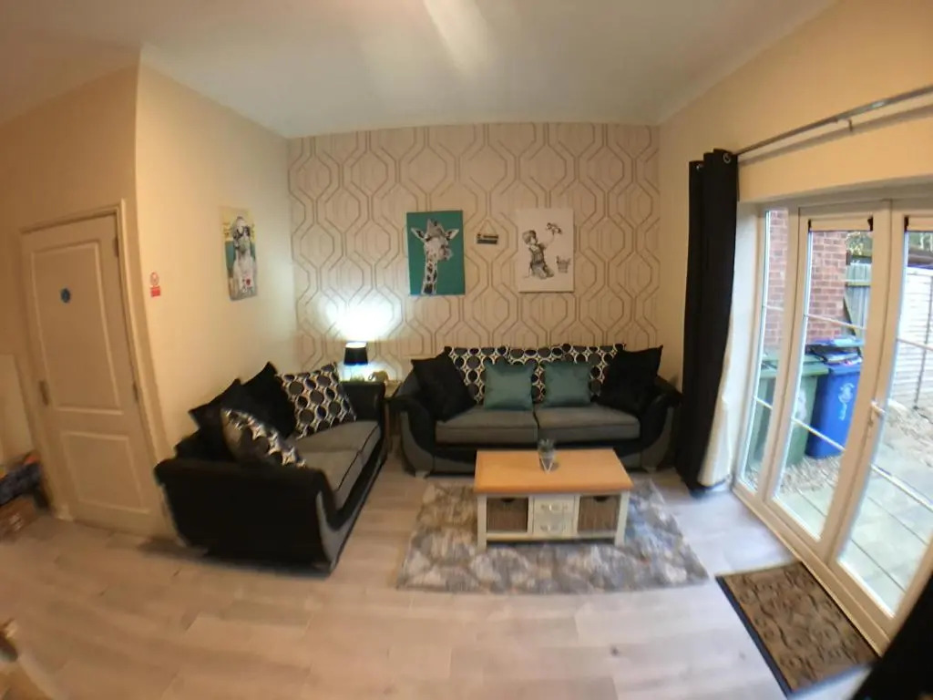 Very LARGE House, 6 beds, 4 bedrooms, 3 Bathrooms, 5 Smart TV's & VAN PARKING