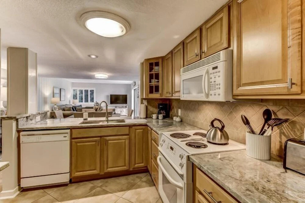 2065 Beachwood
