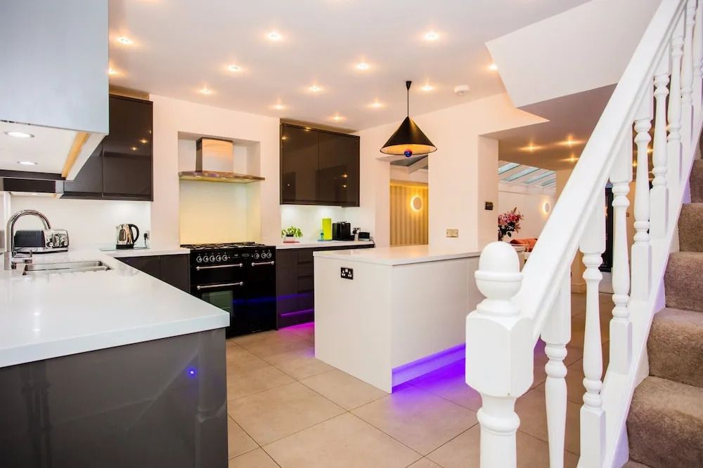 5 Bedroom Home in West London