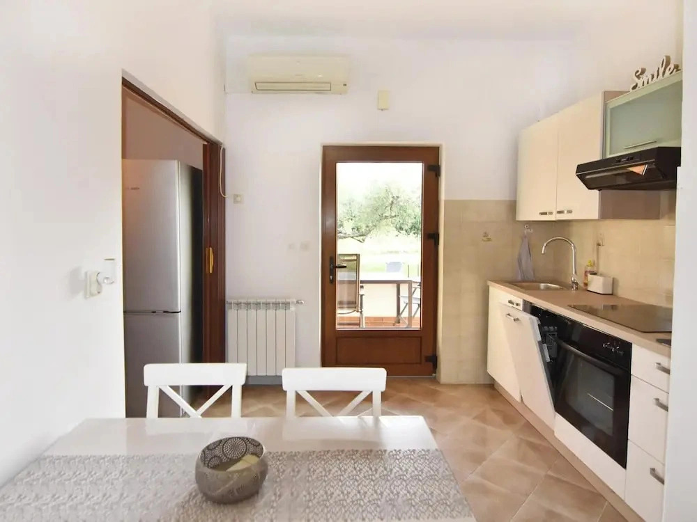 Bright Accommodation Near the sea in Zambratija
