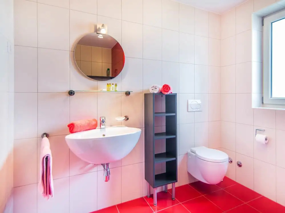 Detached villa with private pool and large garden, in a quiet area
