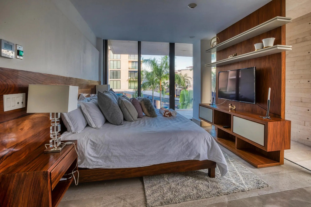 Stunning 3BR Apartment Best Location Near 5th Avenue The Beach Amazing Amenities
