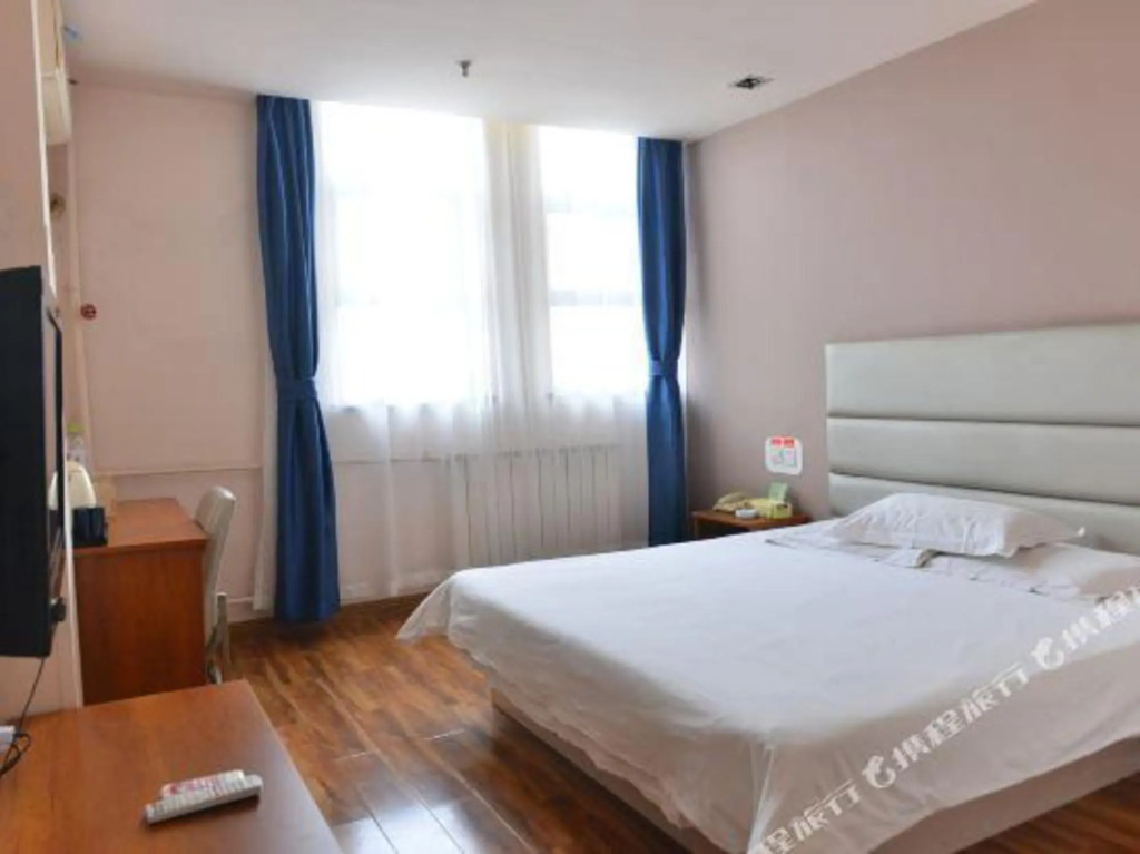 Yilai Hotel (Linyi Long distance Bus Station Small Commodity City Branch)