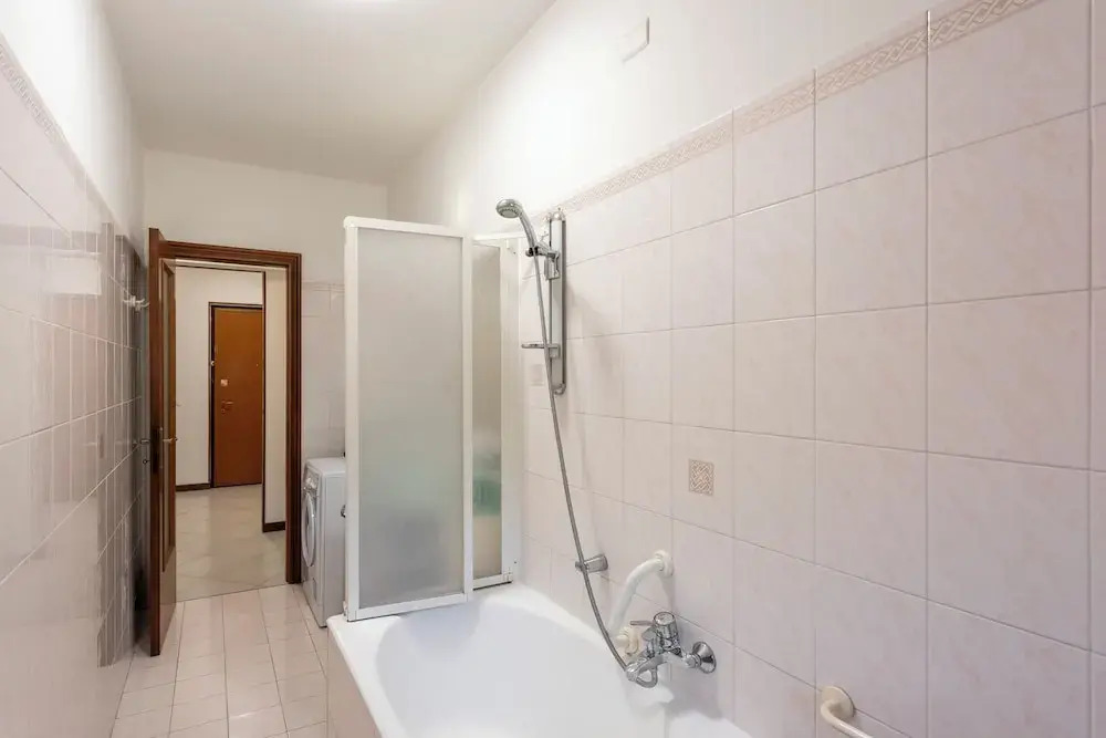 Charming 2-bed flat  balcony & parking