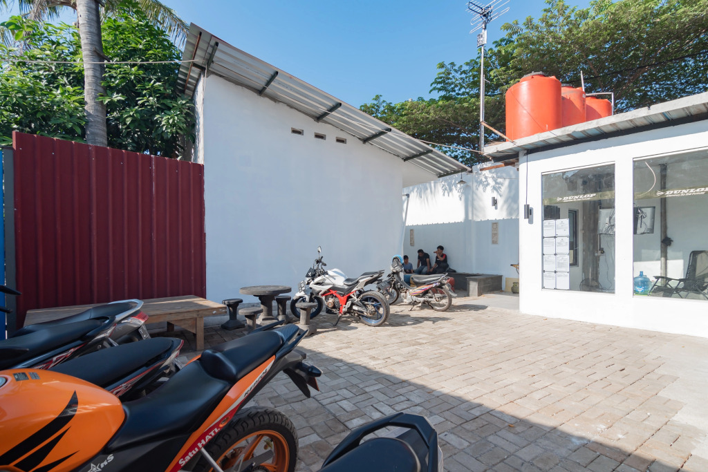 RedDoorz at Jalan Otista Karawang