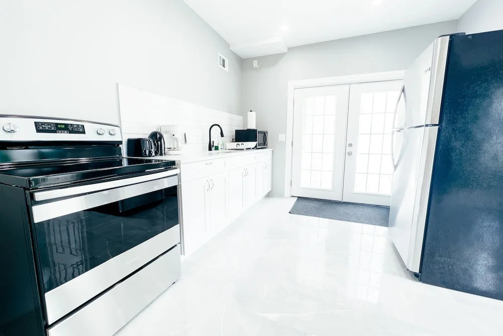 2 Homes, 1 Stay-7BR Niagara Falls Compound