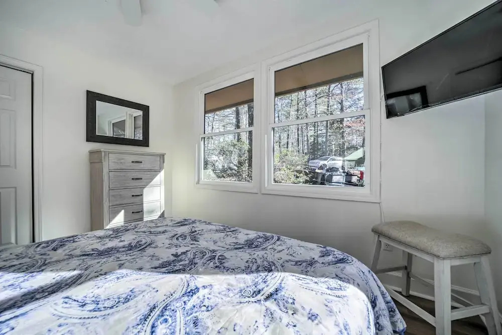 Sapphire Home w/ Grill & Pool Access