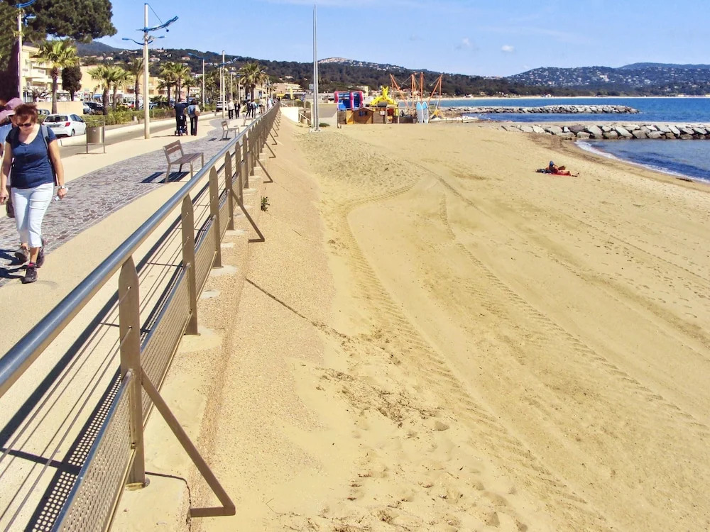 Apartment With 2 Bedrooms in Cavalaire-sur-mer, With Enclosed Garden -