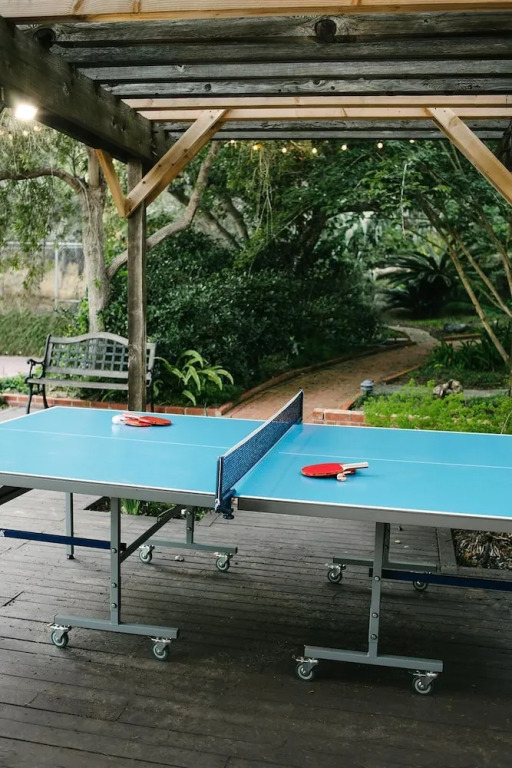 Frida by AvantStay | Sleeps 16! Prvt Estate w/ Tennis Ct & Mins to Beach!