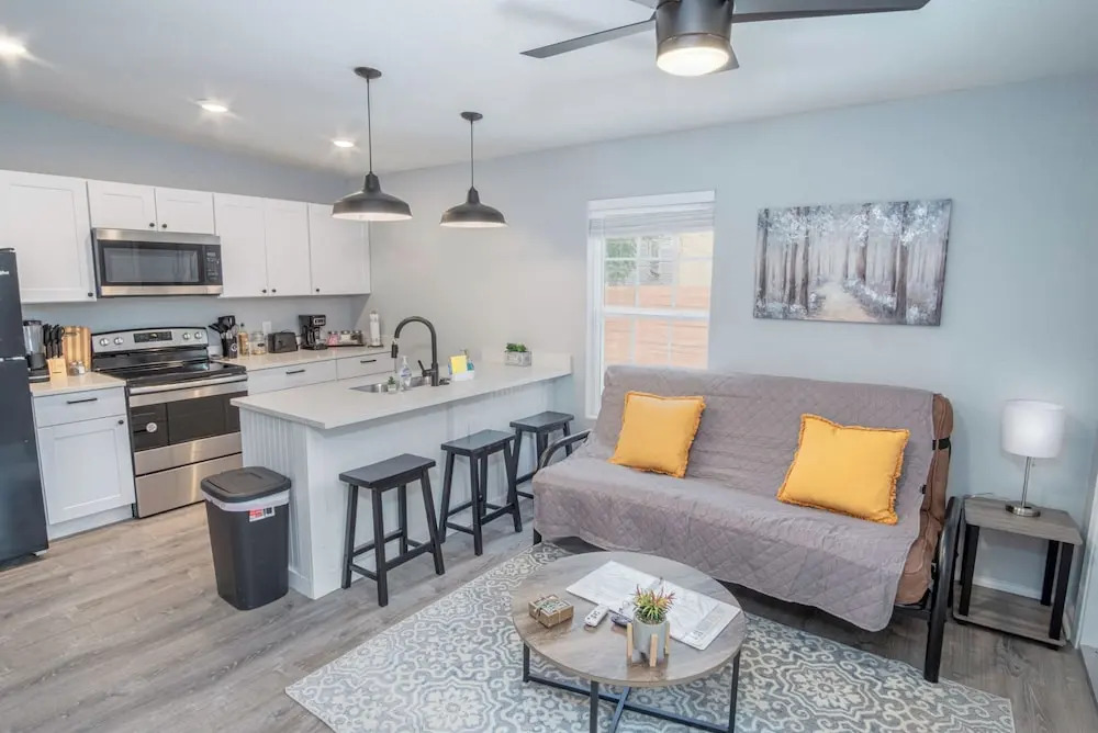 Cozy and Lovely 2BR 1BA Apt#b Near Lively Downtown