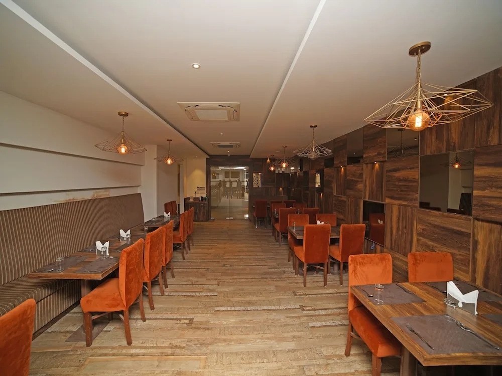 Oyo 7872 Amber Hotel