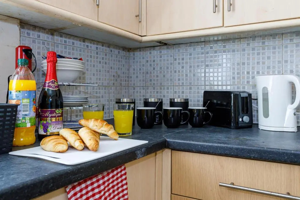 4 Beds Sleeps 6 - Elegance Leisure Stay, Burnley