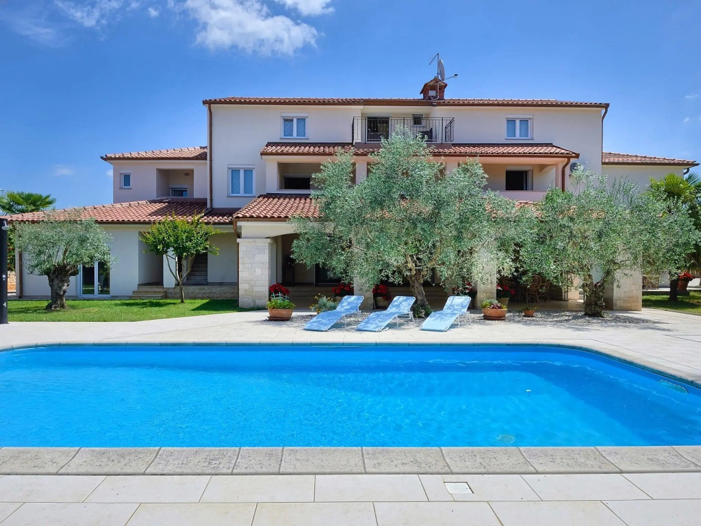 Nicely furnished apartment with covered terrace, located in front of the pool