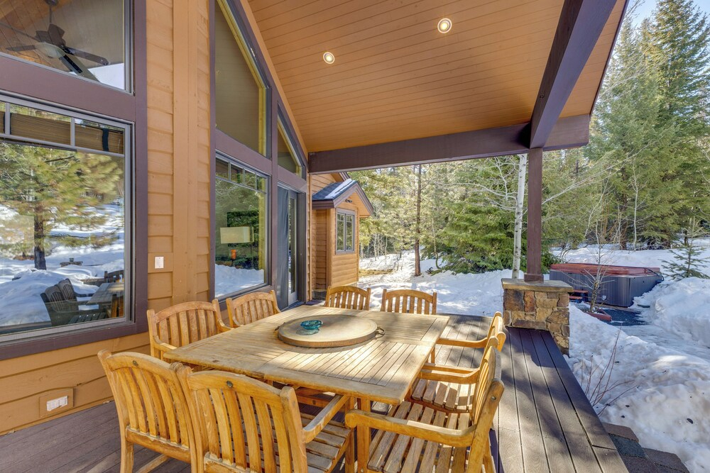 Ski-in/ski-out! Mtn-view Donnelly Home w/ Hot Tub