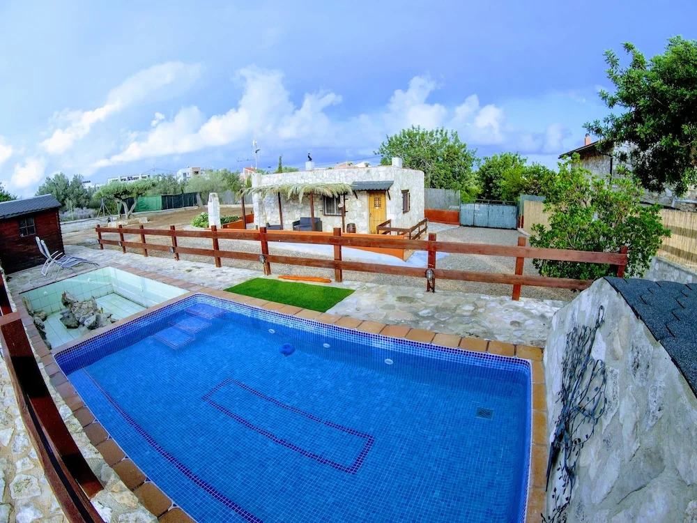 Bonito Chalet con Piscina Cerca del Mar