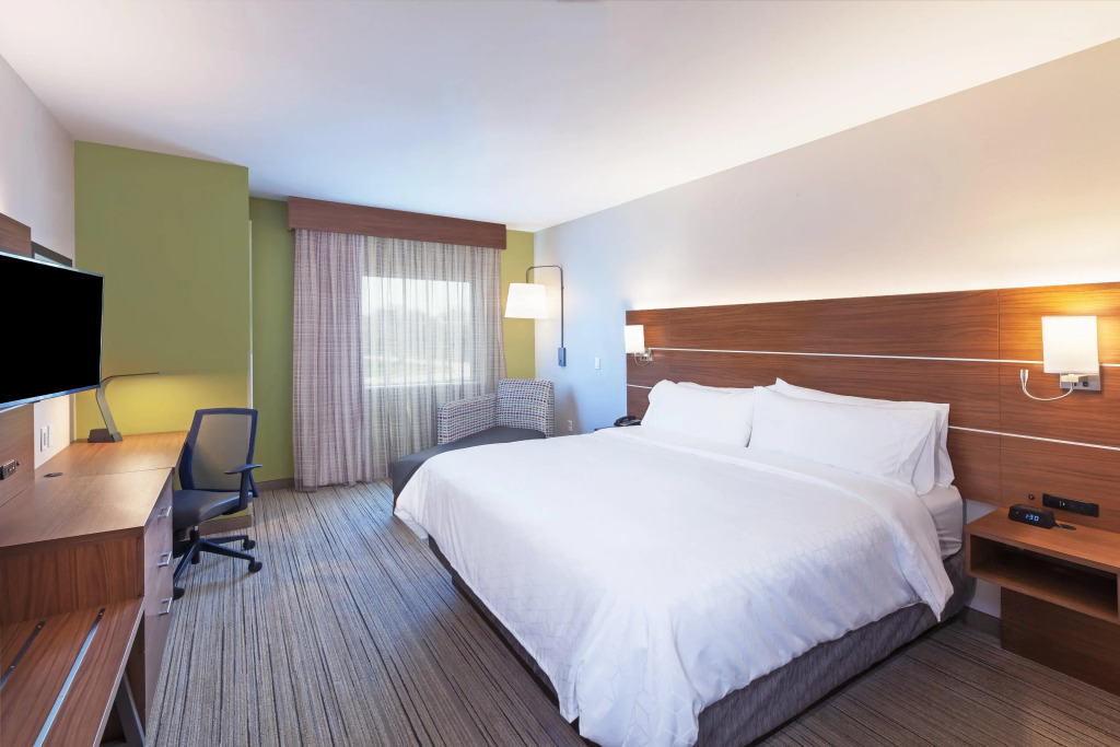 Holiday Inn Express & Suites - Lenexa - Overland Park Area by IHG