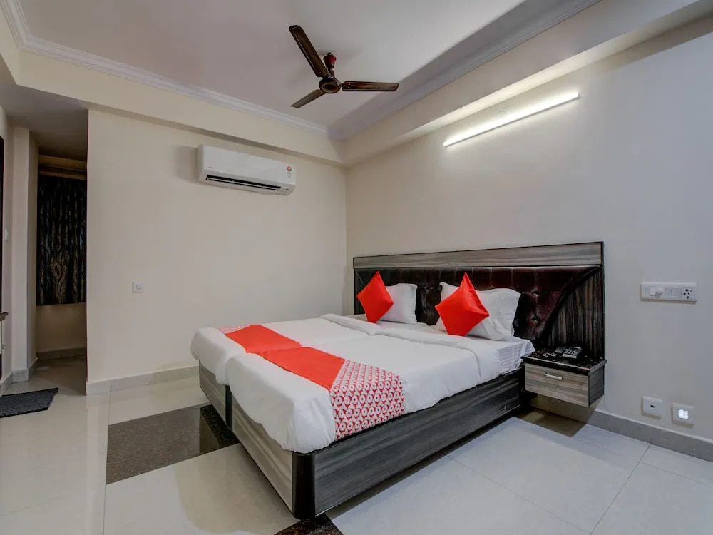 OYO 16120 Balajee Classic Inn
