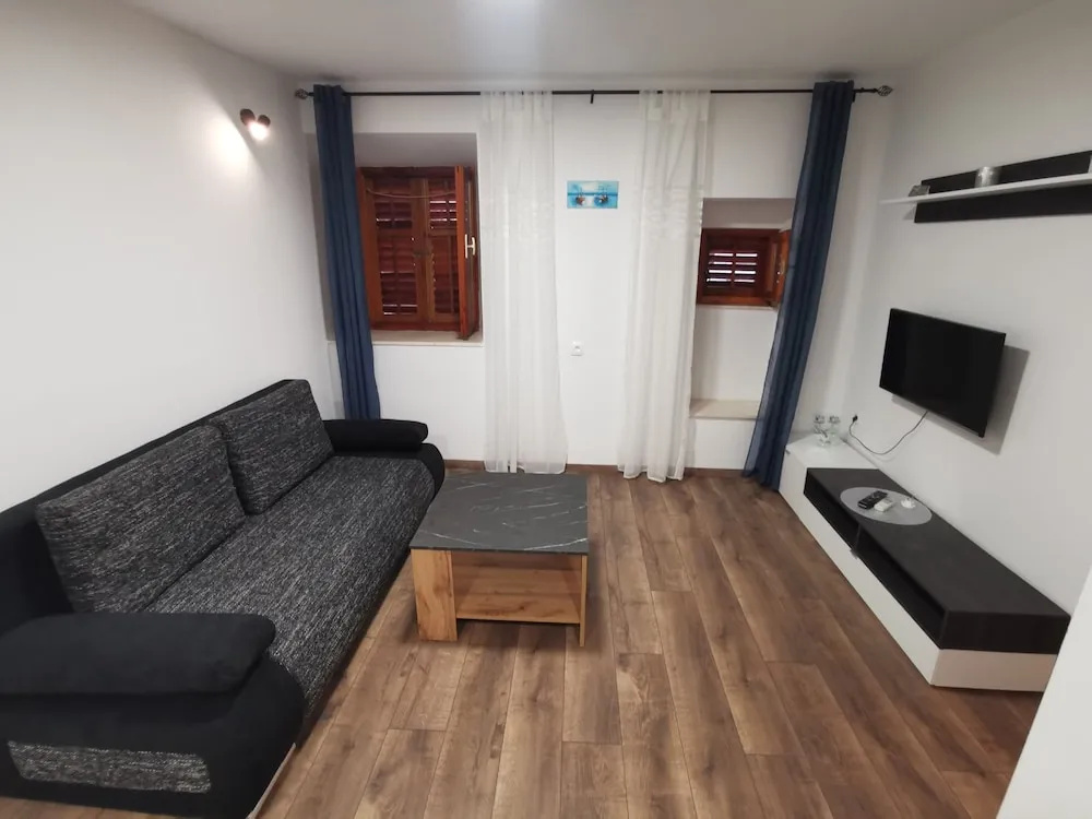 M & J Central Suites