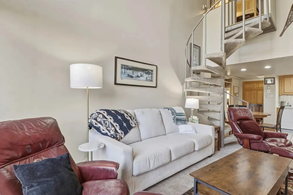 She305 Summit House East 1 Bedroom Condo