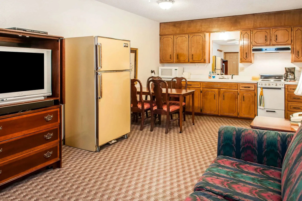 Econo Lodge Eagle Nest