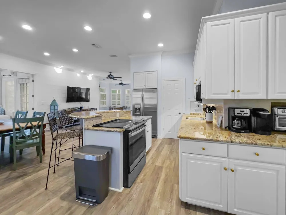 Key Lime Pie 6 Bedroom Home by RedAwning